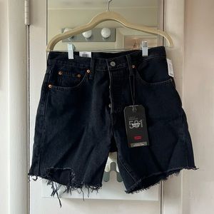 Tag still on Levi’s 501 mid thigh button fly shorts size 28